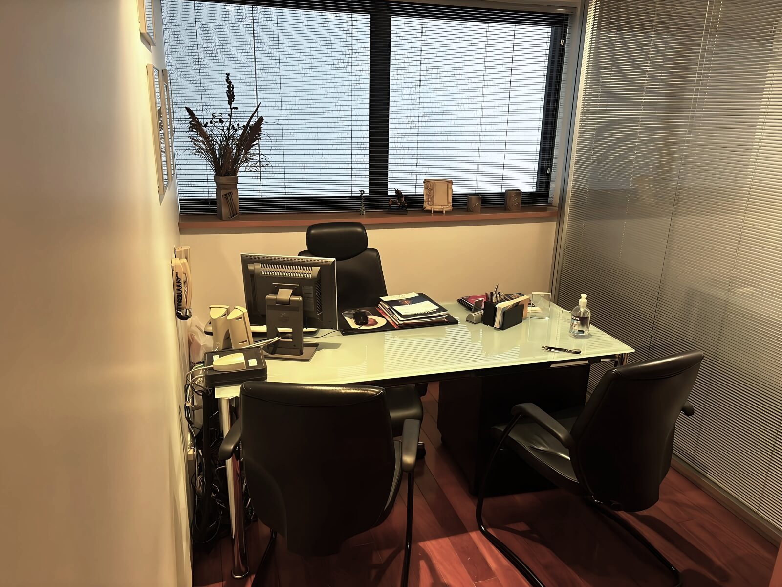 Consultório médico - Mesa executiva e ambiente profissional